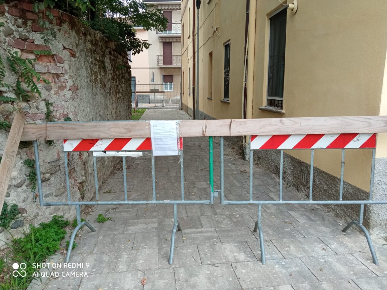 Caponago: il muro di Villa Caglio è pericolante, il sindaco chiude il passaggio pubblico