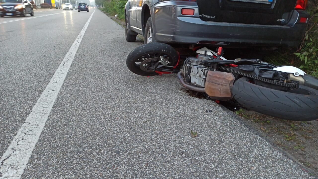 Per schivare un’auto, ventenne finisce sotto un veicolo