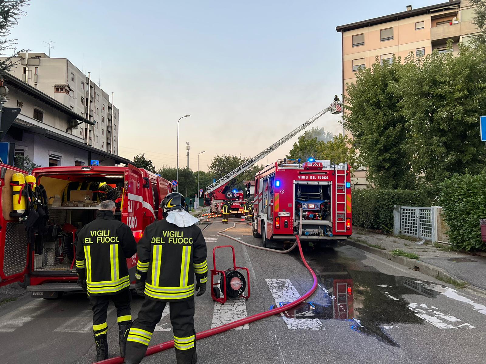 incendio vigili del fuoco pompieri via Bramante Monza