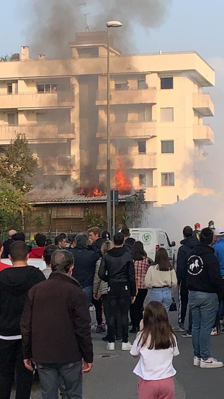 Prende fuoco una minicar, poi l’incendio devasta un capanno