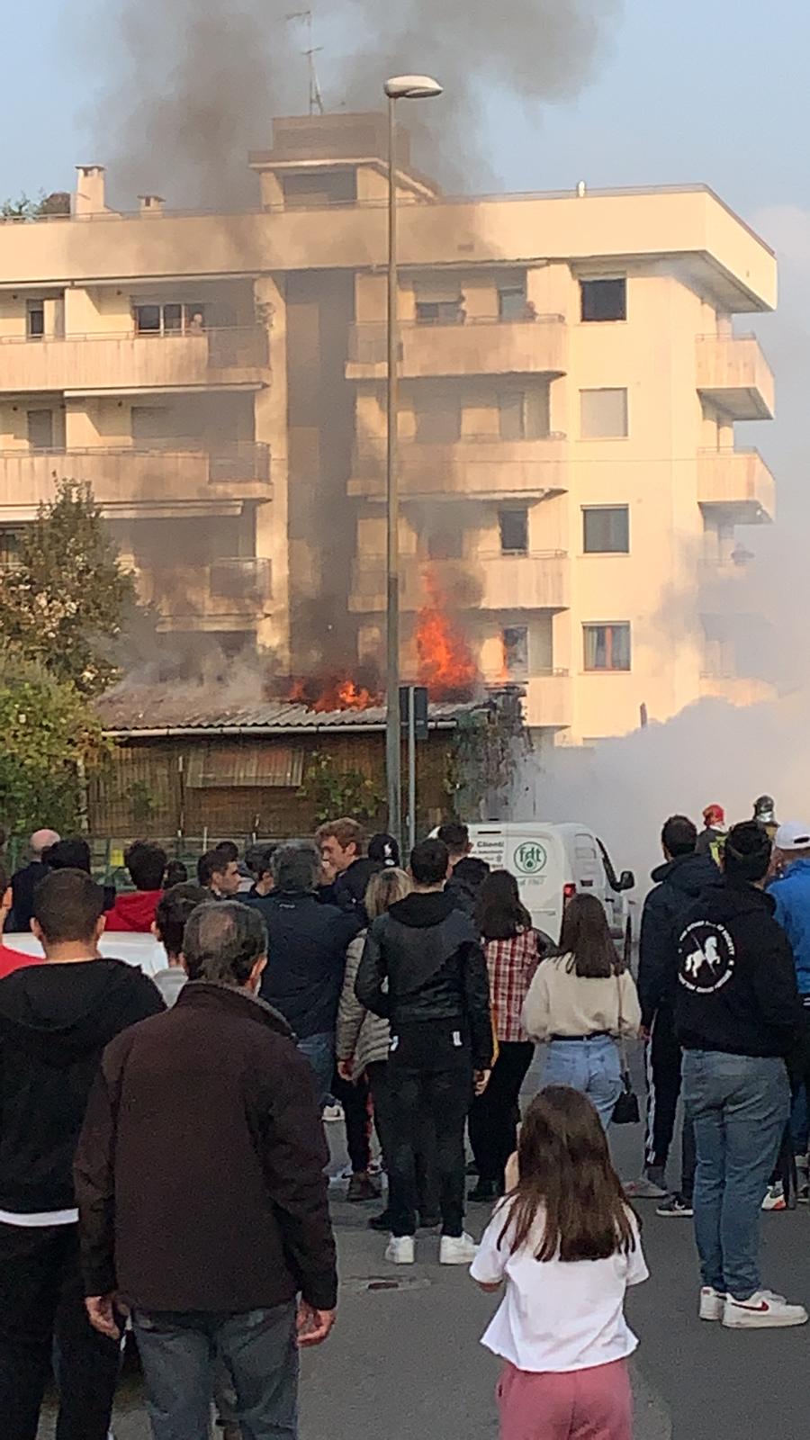 incendio Monza via Panini capanno minicar fiamme Vigili del fuoco