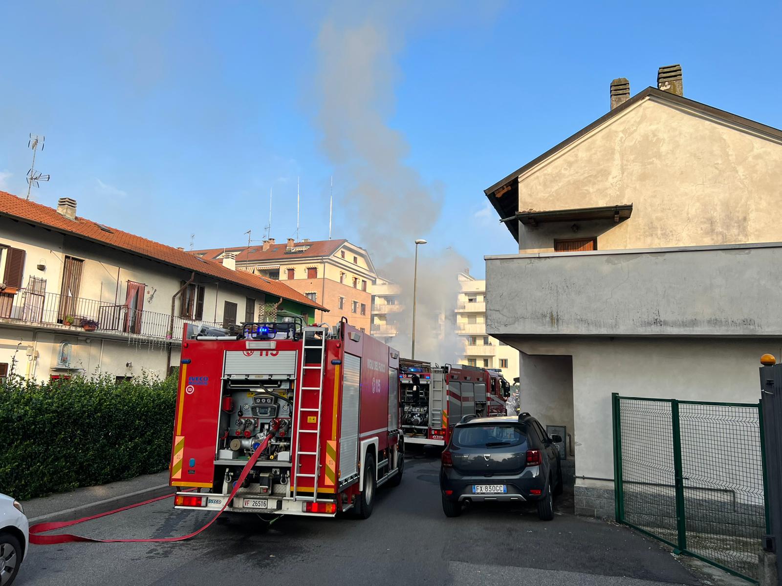 incendio Monza via Panini capanno minicar fiamme Vigili del fuoco