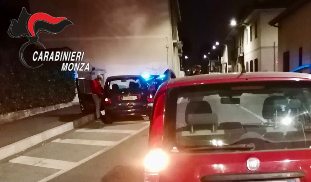 Ubriaca alla guida, sfascia l’auto contro il marciapiede: denunciata  e patente ritirata