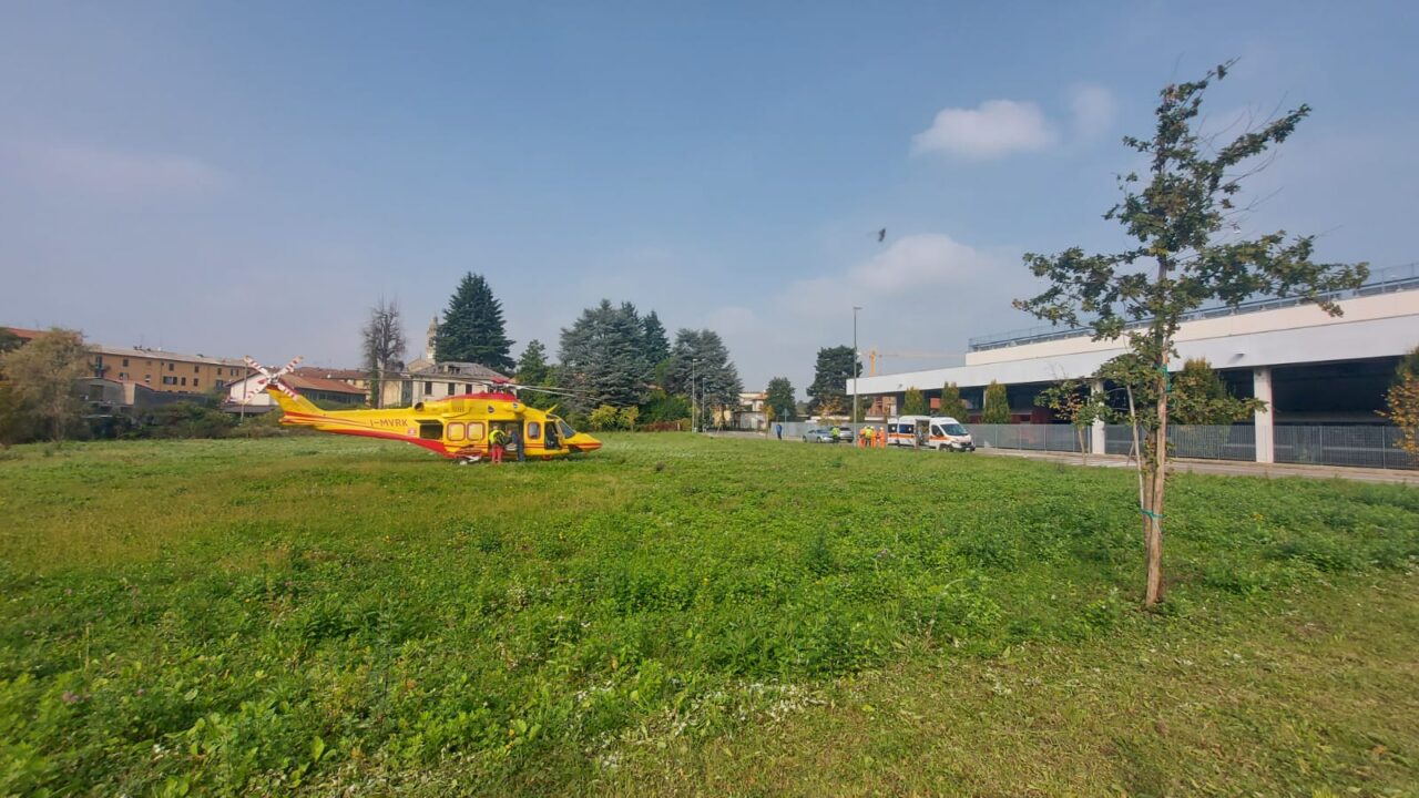 Cade in una buca nel deposito dei treni, atterra l’elisoccorso