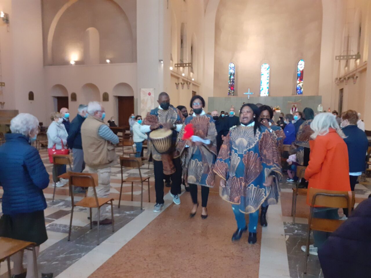 Canti e balli africani per l’ultimo saluto al don missionario – Il video
