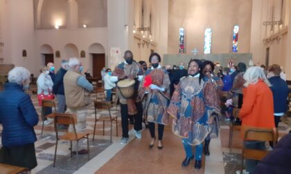 Canti e balli africani per l'ultimo saluto al don missionario - Il video