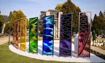 Cimitero di Monza, vetrate arcobaleno e farfalle per i bambini