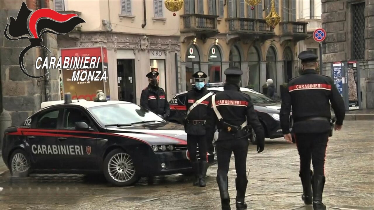 Lo sorprendono a rubare, marocchino li prende a sassate