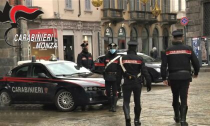 Lo sorprendono a rubare, marocchino li prende a sassate