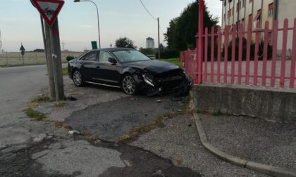 Auto finisce contro la recinzione di un ufficio