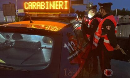 Lanciati in contromano in rotonda postano il video su Instagram...ma i carabinieri lo vedono