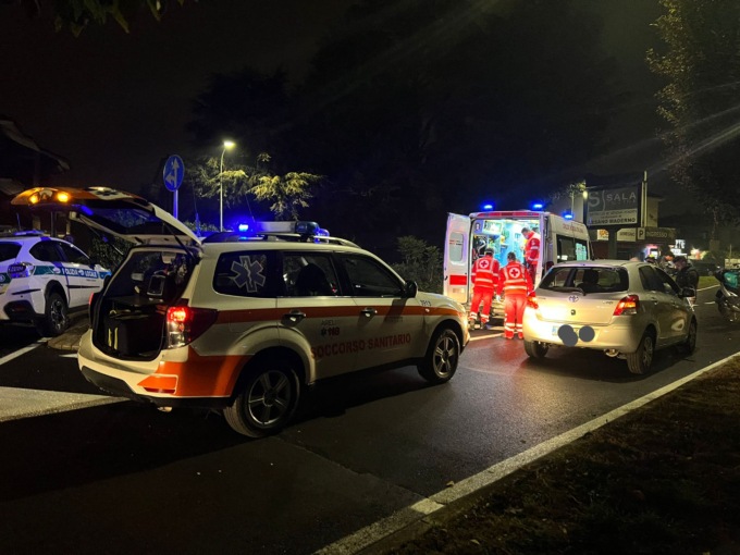 Auto contro scooter, fattorino di Deliveroo in ospedale