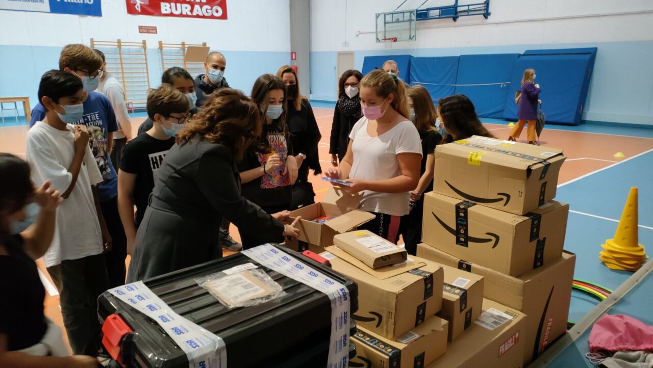 Amazon si traveste da Babbo Natale e consegna una montagna di regali alle scuole di Burago