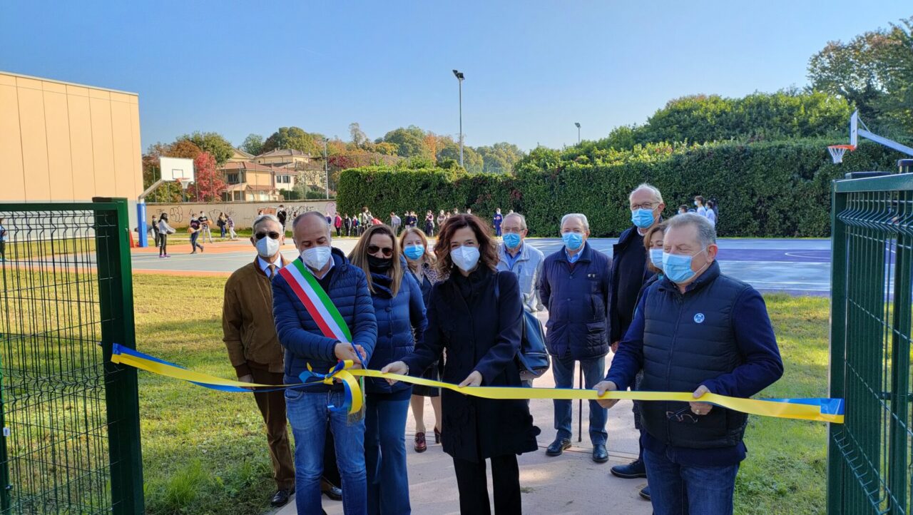 Burago, taglio del nastro per il nuovo campo sportivo della scuola media