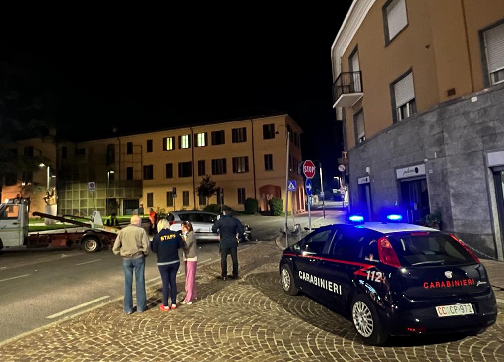 Carate, perde il controllo dell’auto e finisce fuori strada