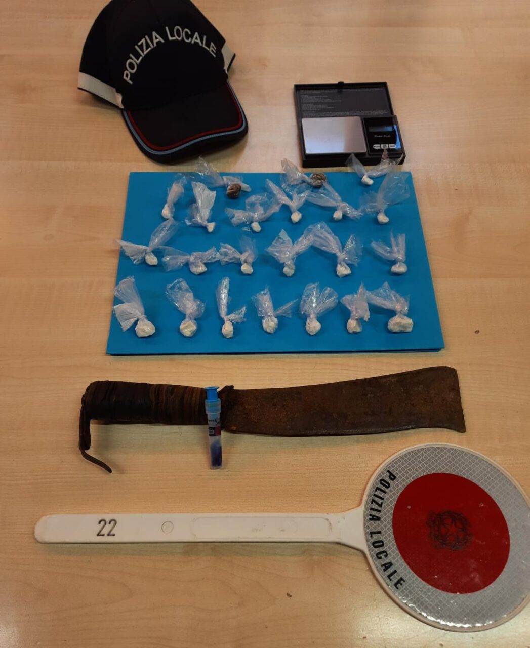 Sequestrate sostanze stupefacenti e pure un machete