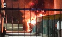 Paura a Villasanta, in fiamme un complesso di capannoni industriali