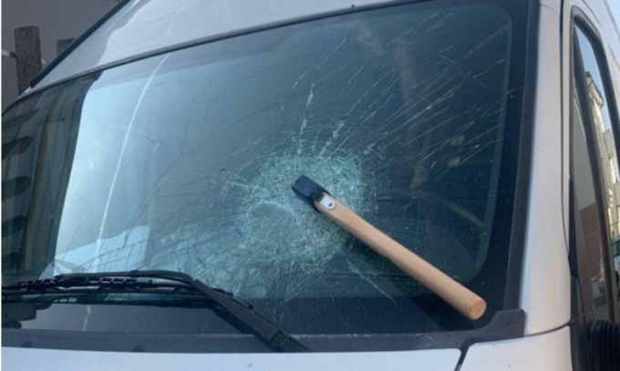 Ascia conficcata nel parabrezza del furgone, gesto intimidatorio a Brugherio