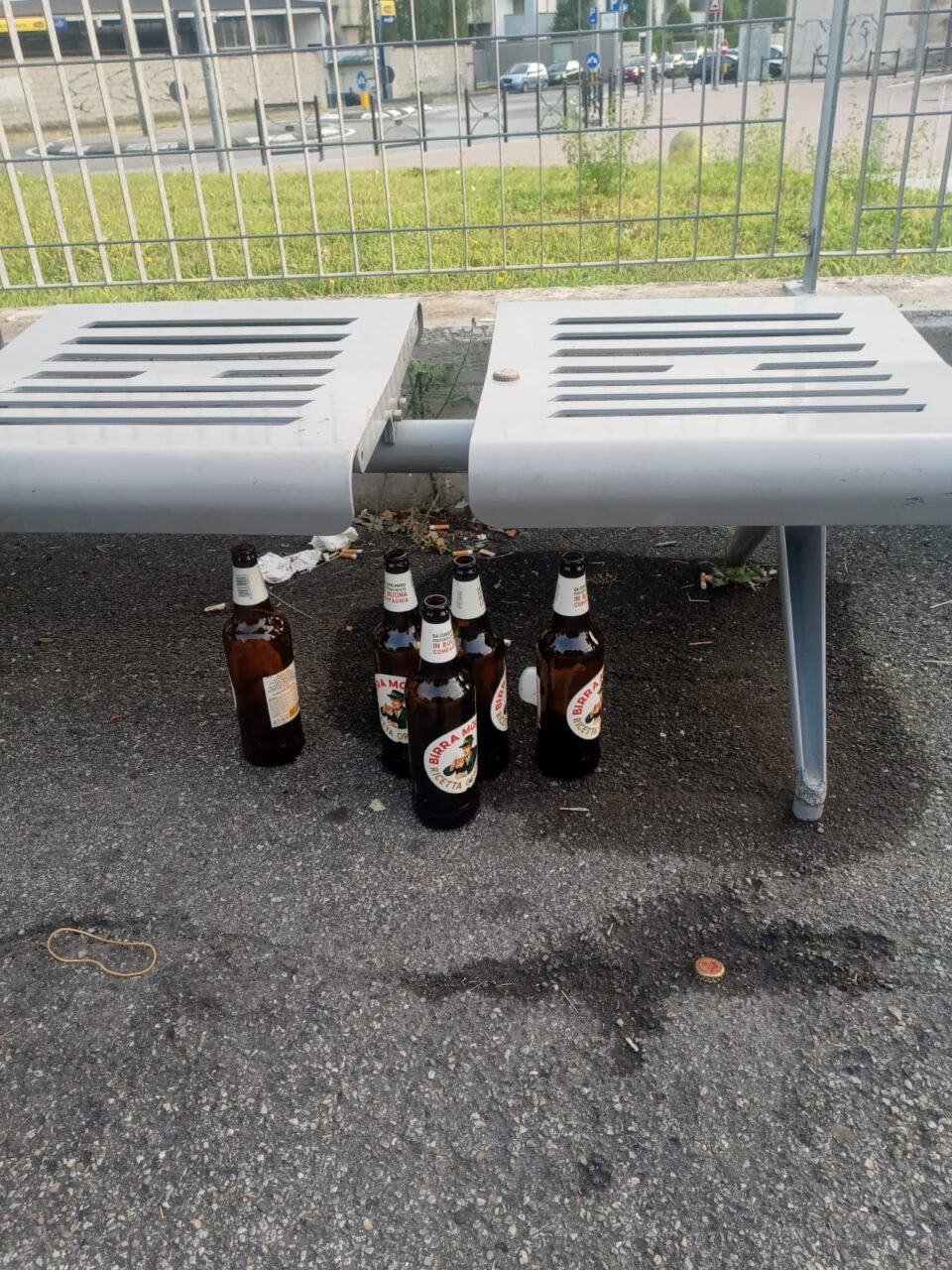 Degrado, sporcizia e inciviltà lungo i binari della stazione