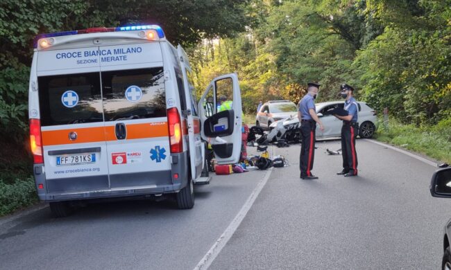Perde il controllo della moto e si schianta contro un’auto: grave 44enne di Cornate