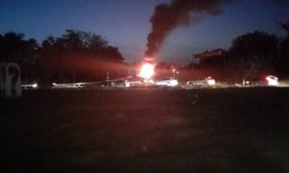 Camion in fiamme sul ponte sopra l'autostrada A4 a Trezzo