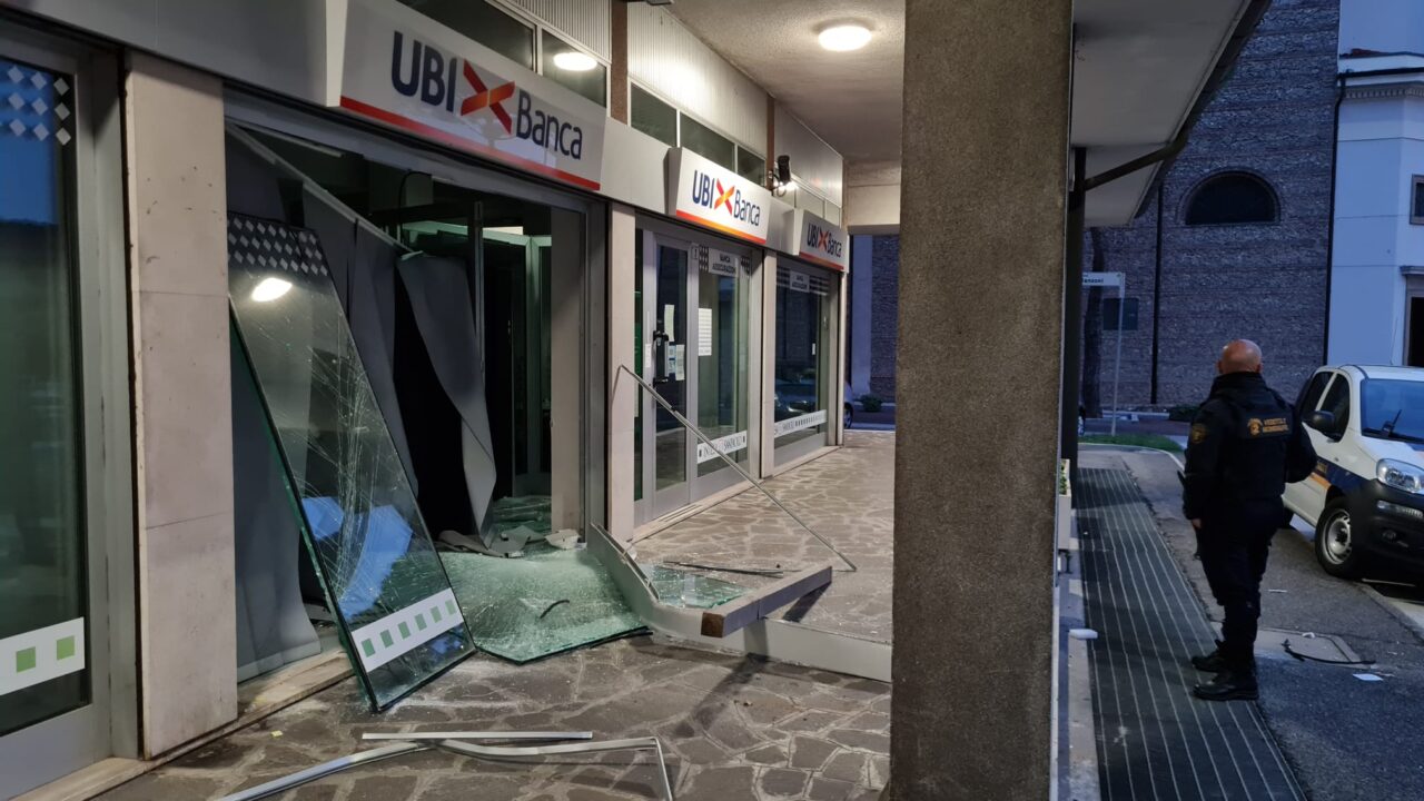 Sfondano la banca con un furgone si portano via lo sportello bancomat