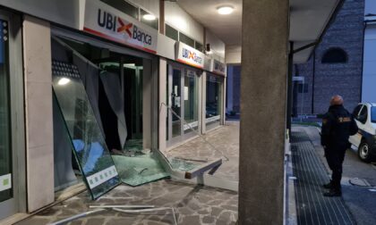 Sfondano la banca con un furgone si portano via lo sportello bancomat