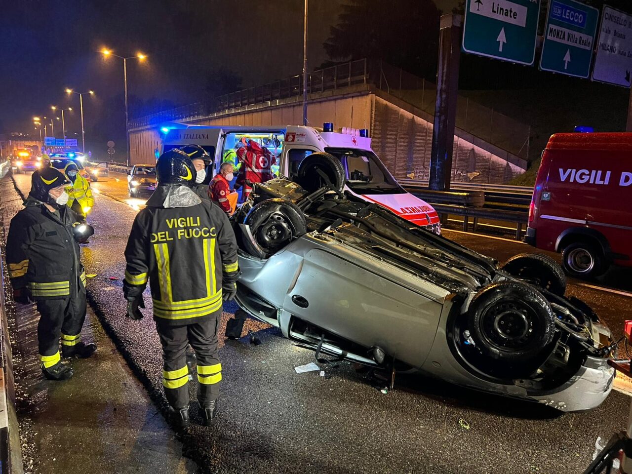 Ribaltamento in Tangenziale Nord: 48enne trasportata al Niguarda