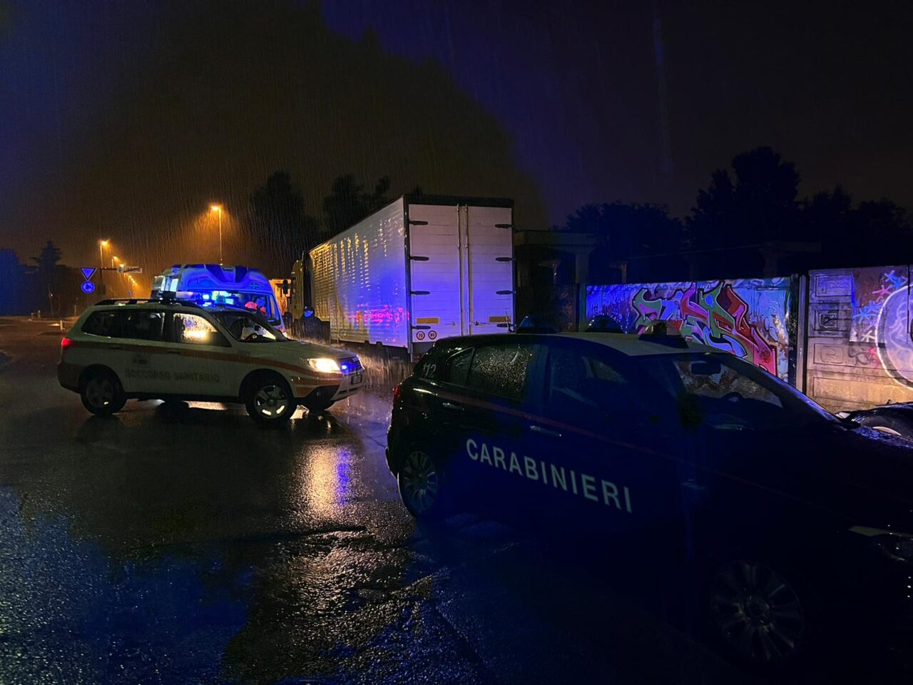 Uomo di 34 anni accoltellato nella notte: indagini in corso
