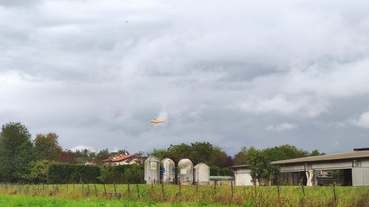 Soccorritori e Vigili del fuoco al lavoro per un 43enne caduto nei boschi di Camparada