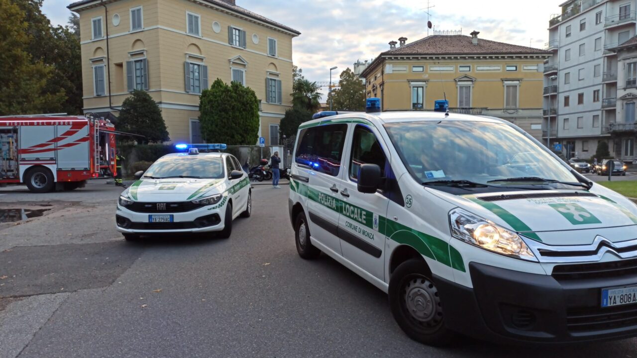 Porta la figlia a scuola e poi l’auto viene invasa dal fumo