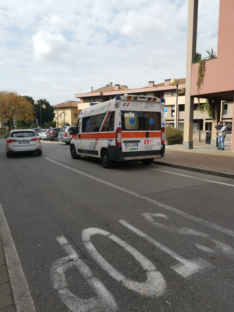 Attimi di paura in centro Arcore: anziano investe un ciclista, poi “fugge”