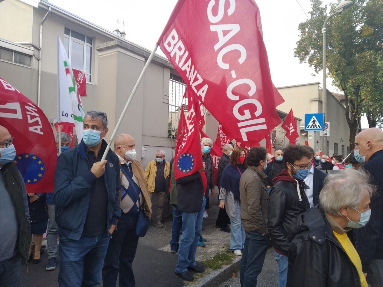 Presidio di solidarietà alla Cgil di Monza dopo l’assalto alla sede nazionale
