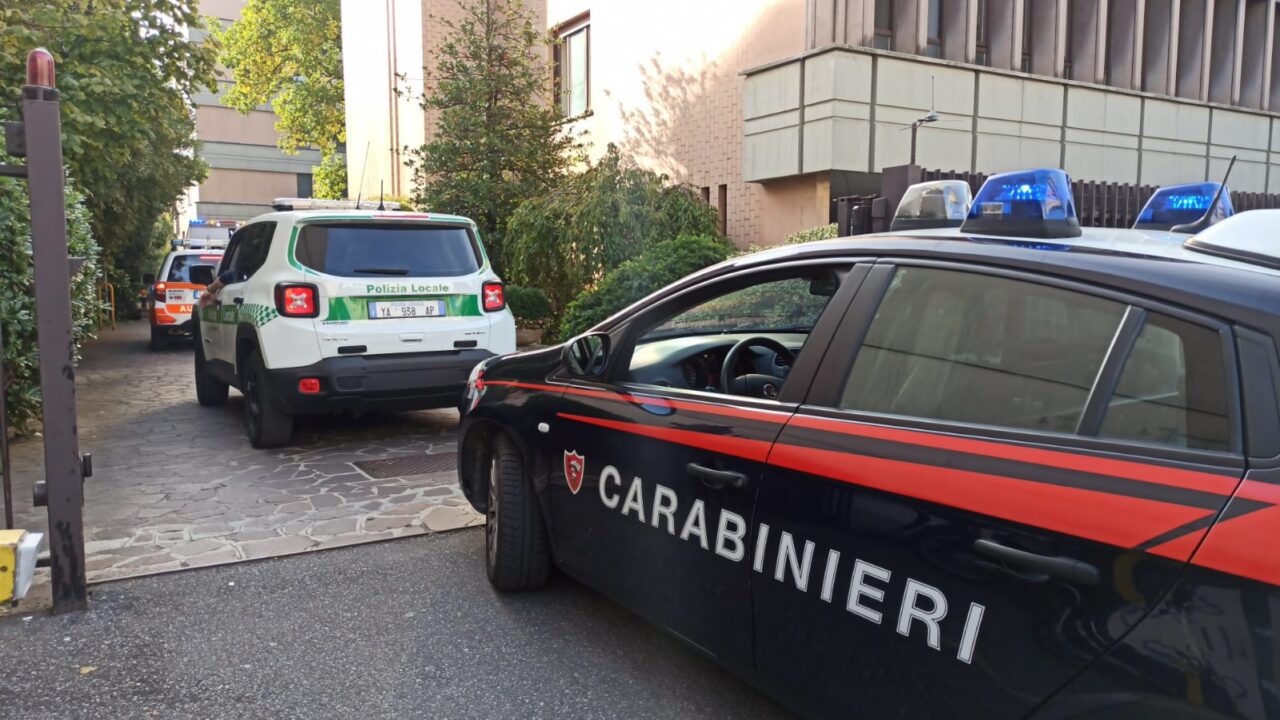 Rincorso dalla Polizia locale, spacciatore cade e finisce in ospedale