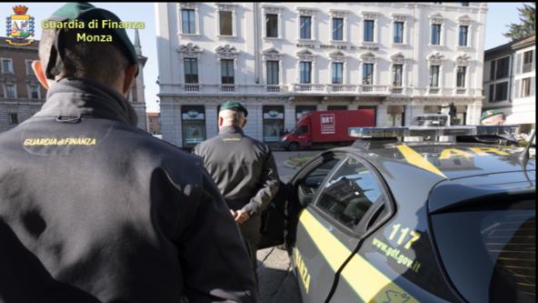 Trasferimenti illeciti di denaro verso l’estero per 800mila euro: agente money transfer denunciato