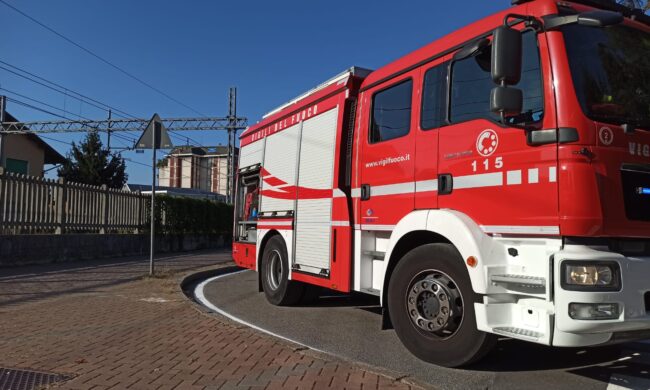 Fiamme Lungo La Linea Ferroviaria Arrivano I Vigili Del Fuoco Prima 