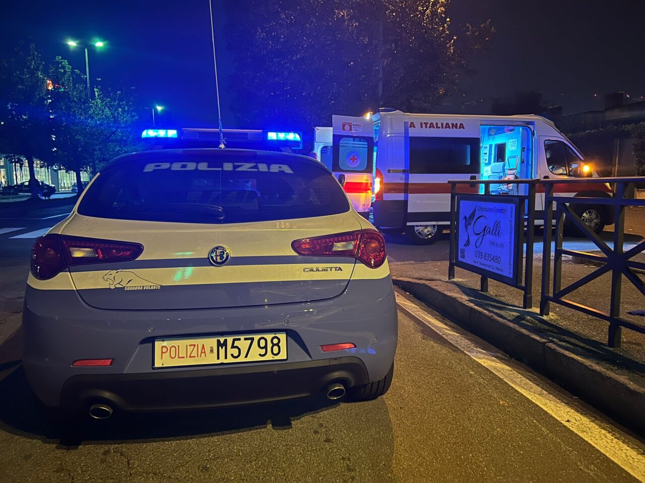 Sfonda la vetrina del supermercato e aggredisce una guardia giurata