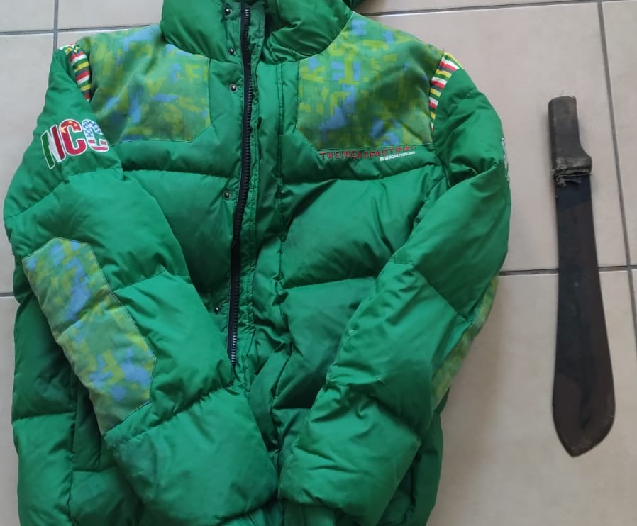Entra in un negozio con un machete: beccato dai video