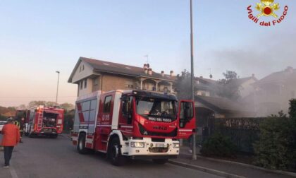 Incendio nel locale rifiuti di un condominio, pompieri a Desio