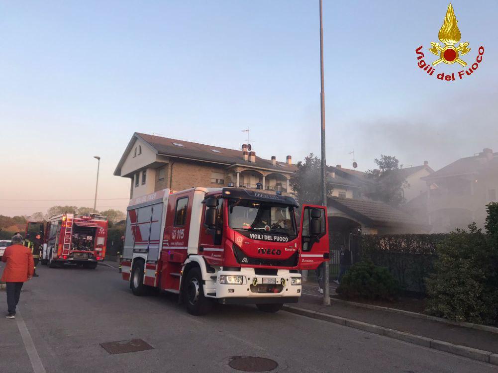 Incendio nel locale rifiuti di un condominio, pompieri a Desio