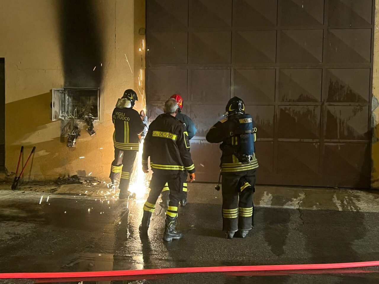 Doppio incendio: in fiamme un’auto e un capannone
