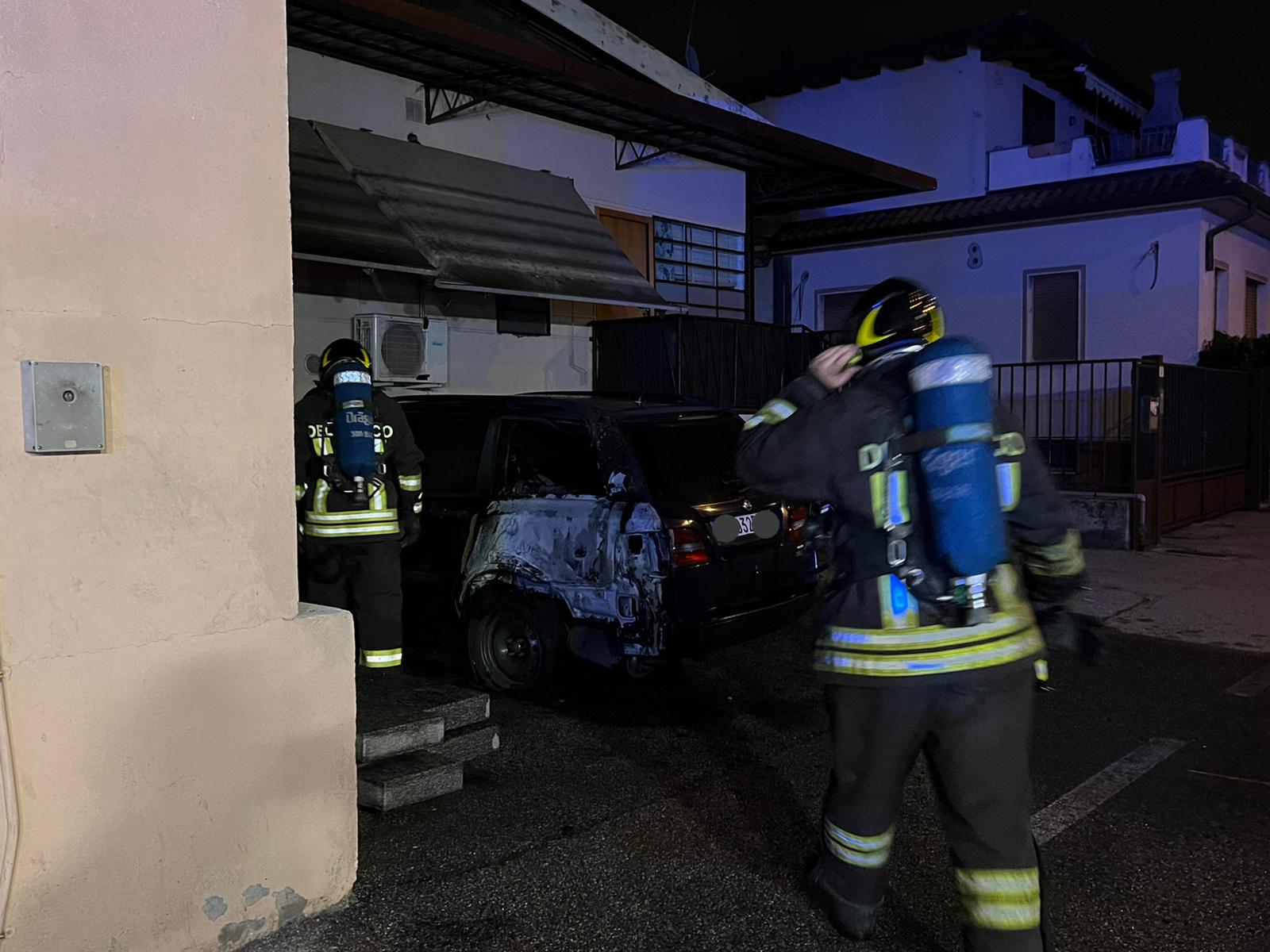 Burago Molgora via Primo Villa due incendi a pochi metri in fiamme un''auto e un capannone
