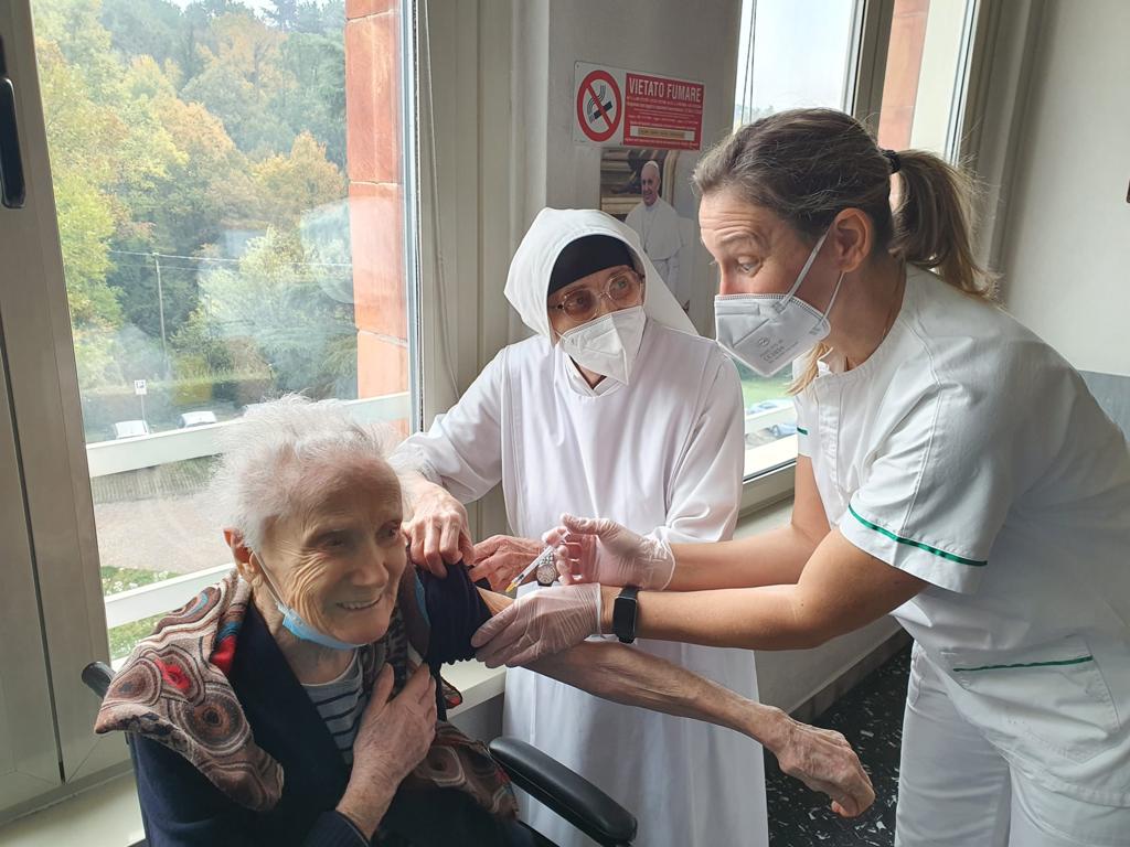 Dose booster per l’ospite più anziana della Casa di Riposo di Agliate