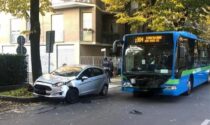 Incidente tra autobus e una macchina: ferite quattro persone