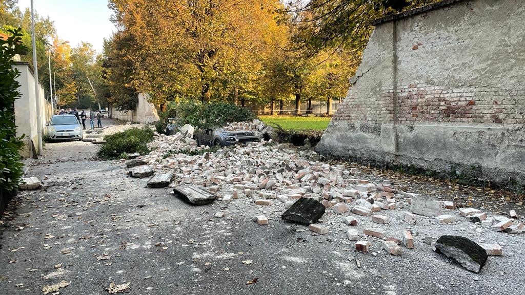 Monza muro crollato scuola via MOnte Rosa