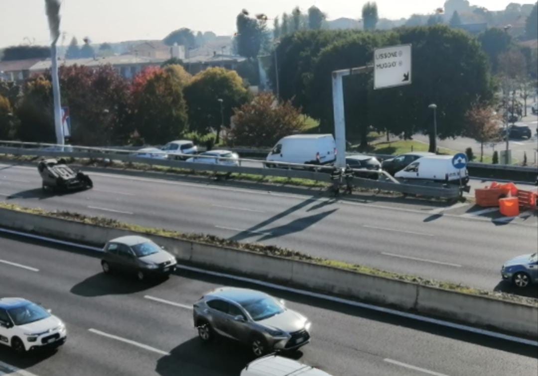 Ribaltamento in Statale 36: soccorso un 46enne