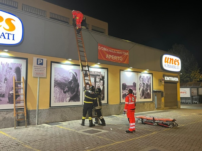 Si sporge per recuperare il gatto e vola dal balcone, grave una donna