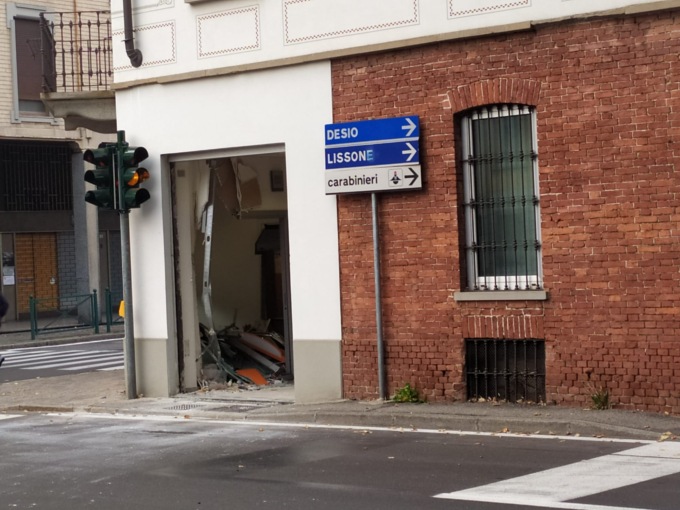 Spaccata in banca: disarcionato (e portato via) lo sportello
