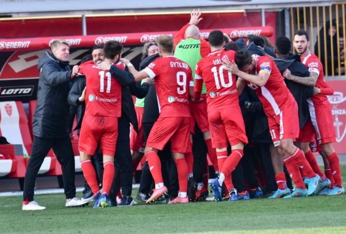 Monza-Crotone in diretta live. I biancorossi la spuntano in un finale al cardiopalma!