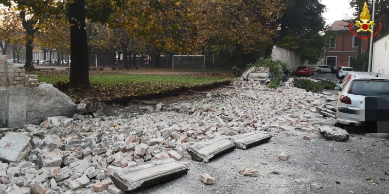 Monza muro crollato scuola via MOnte Rosa